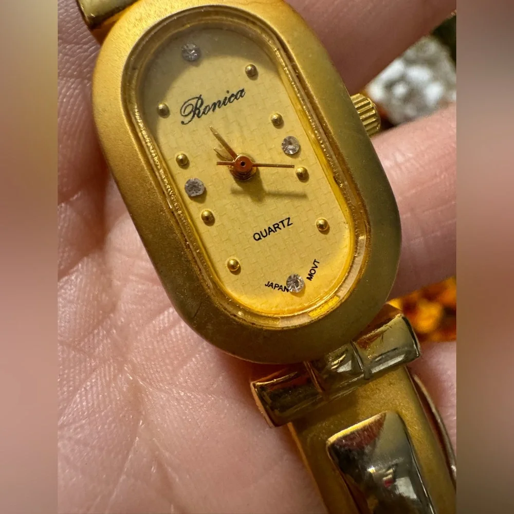 BUNDLE 2 ITEMS FOR $8✨ LAST PRICE🍒🤍 RONICA quartz vintage watch ✨